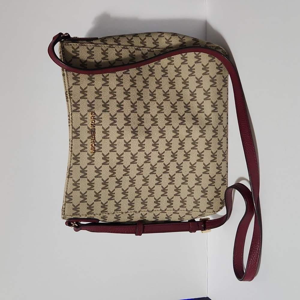 Michael Kors MK Signature Jet Set Large Crossbody Bag In Vanilla